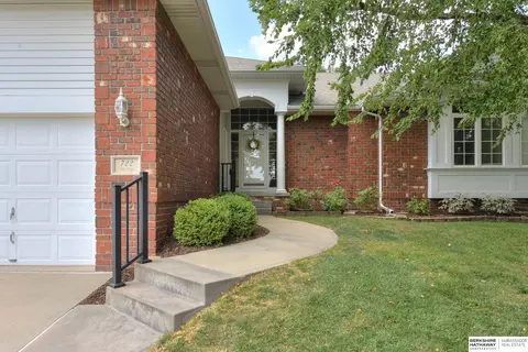 722 Villa Plz, Papillion, NE 68046