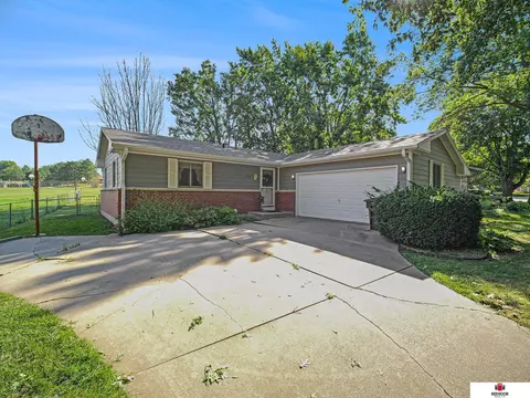7732 S Hazelwood Dr, Lincoln, NE 68510