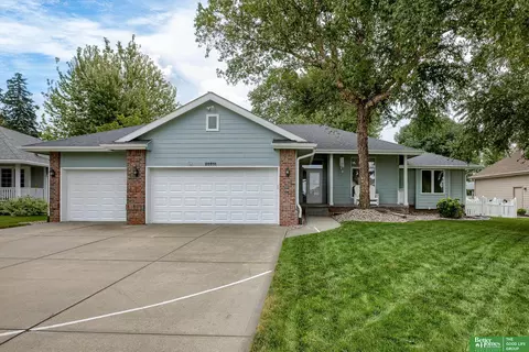 20911 Hampton Cir, Gretna, NE 68028