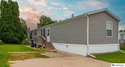 3719 NW Fairwood Ct, Lincoln, NE 68521