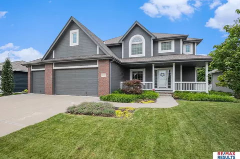 18615 Edna St, Omaha, NE 68136