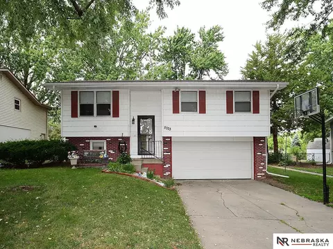 5333 Stonecliffe Dr, Lincoln, NE 68516