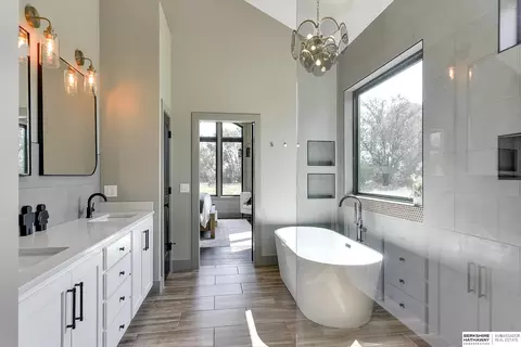 Bath - 18709 S 138th St, Springfield, NE 68059 photo 3 of 4