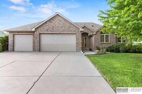 10004 S 203rd Cir, Gretna, NE 68028