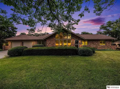 5601 Deerhaven Dr, Lincoln, NE 68516
