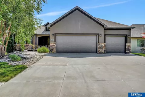 9345 Ravenwood Ln, Lincoln, NE 68526