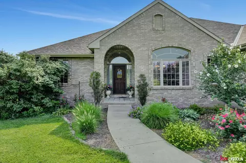 8939 Edwin Ln, Lincoln, NE 68517