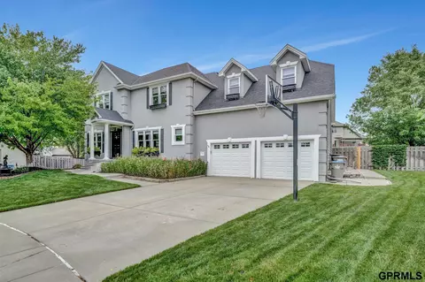 7640 Cross Creek Cir, Lincoln, NE 68516