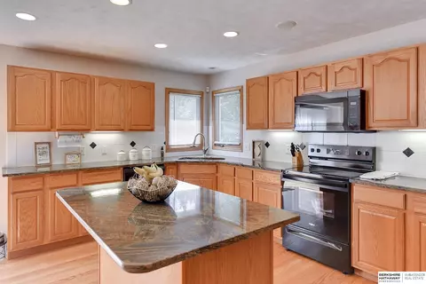 5105 Timberridge Dr, Bellevue, NE 68133