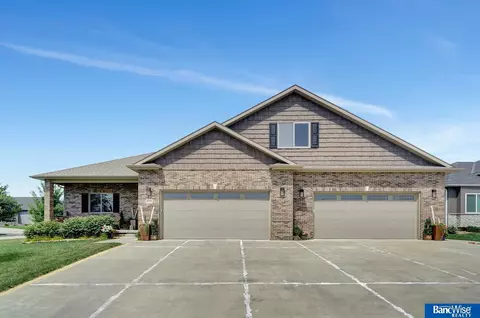 1123 N 101 St, Lincoln, NE 68527