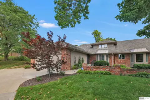 10214 Fieldcrest Dr, Omaha, NE 68114