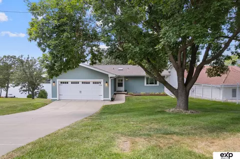 9014 Bellvue Dr, Plattsmouth, NE 68048