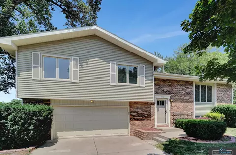 7410 Hillside St, Lincoln, NE 68506