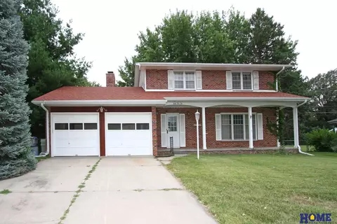 4110 Loveland Dr, Lincoln, NE 68506