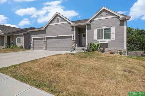 1802 Pilgrim Dr, Bellevue, NE 68123