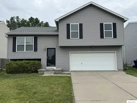 10775 Girard St, Omaha, NE 68122
