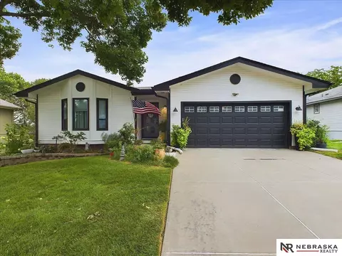 1605 Madison Cir, Papillion, NE 68046
