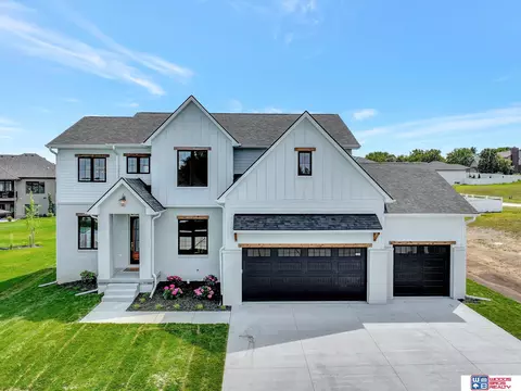 8811 Appaloosa Ln, Lincoln, NE 68520