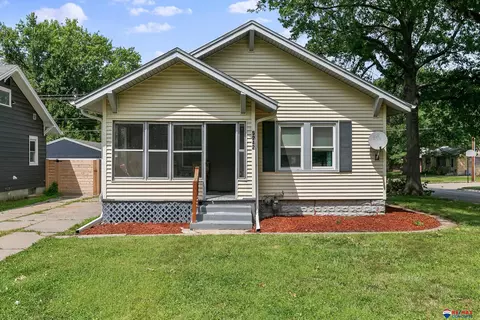 5242 Greenwood St, Lincoln, NE 68504