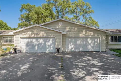 2520 Tea Party Ln, Omaha, NE 68118