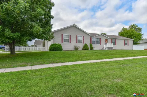 725 N Locust St, Wahoo, NE 68066