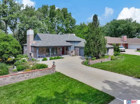 6720 Rexford Dr, Lincoln, NE 68506