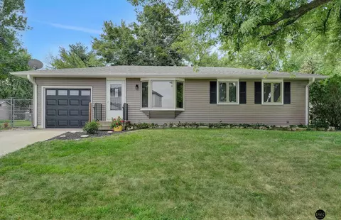 841 Lakeshore Dr, Lincoln, NE 68528