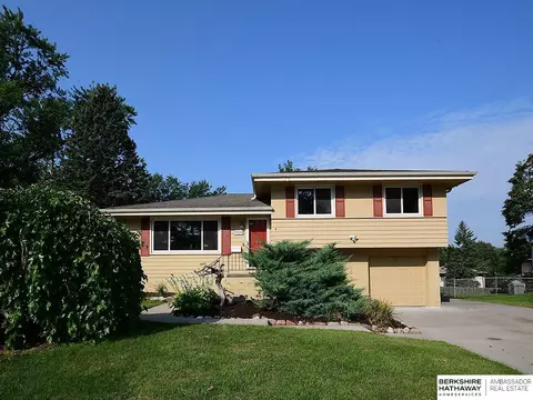 7106 Wood Lane Dr, La Vista, NE 68128