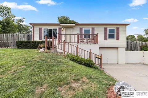 7512 Edward Ave, La Vista, NE 68128