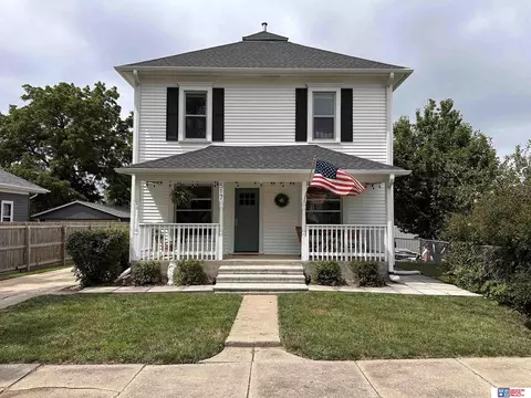 517 S 1st St, Seward, NE 68434