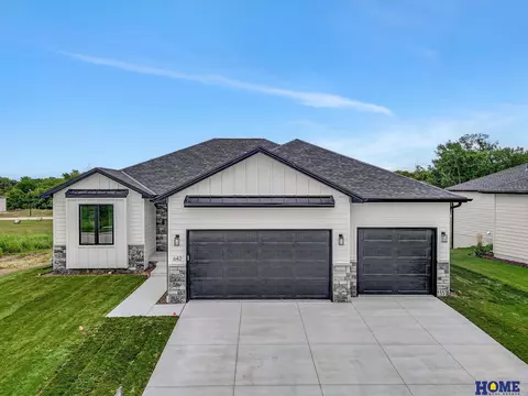 642 S 88th St, Lincoln, NE 68520