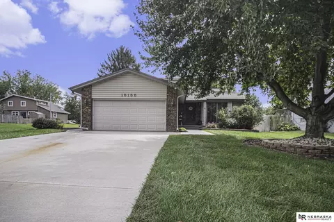 15155 T St, Omaha, NE 68137