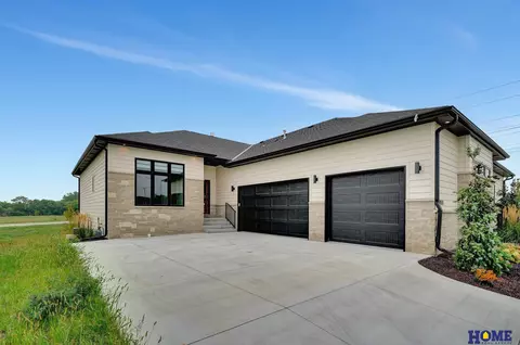 9111 White Horse Way, Lincoln, NE 68520
