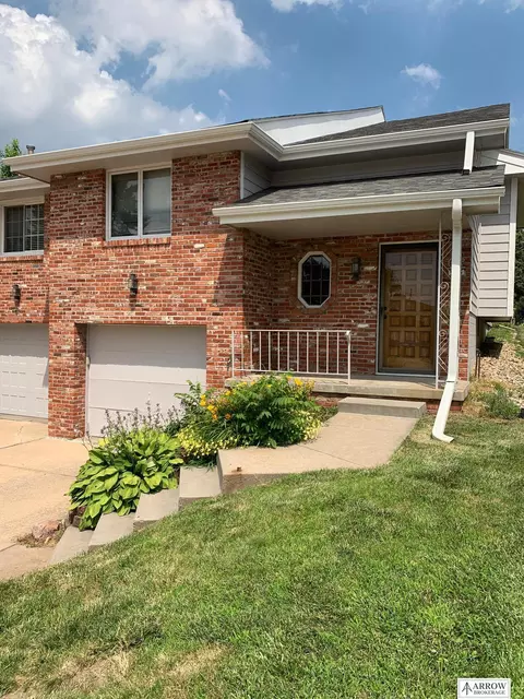 5825 Valley Cir, Omaha, NE 68106
