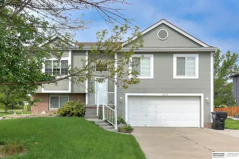 1812 Ridgeview Dr, Papillion, NE 68046