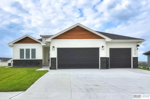 18220 Gretchen Ave, Omaha, NE 68022