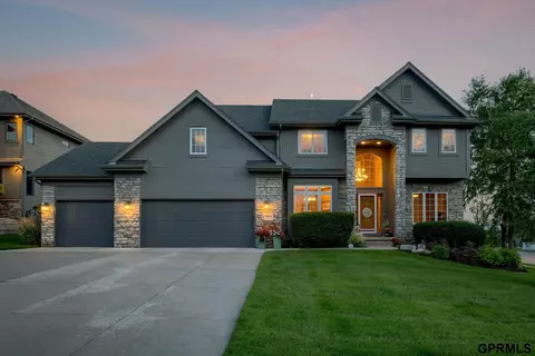 19209 Taylor Cir, Elkhorn, NE 68022