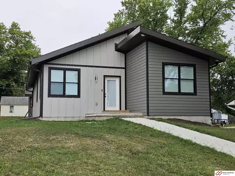 621 Nicholls Ave, Beatrice, NE 68310