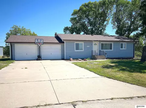 1516 Maple St, Fairbury, NE 68352