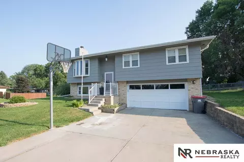 2049 Dodge Cir, Lincoln, NE 68521