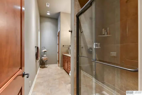 Bath - 13402 Hamilton St, Omaha, NE 68154 photo 6 of 8