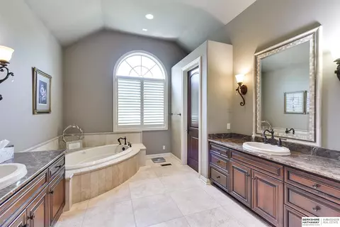 Bath - 13402 Hamilton St, Omaha, NE 68154 photo 3 of 8