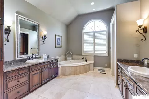 Bath - 13402 Hamilton St, Omaha, NE 68154 photo 2 of 8