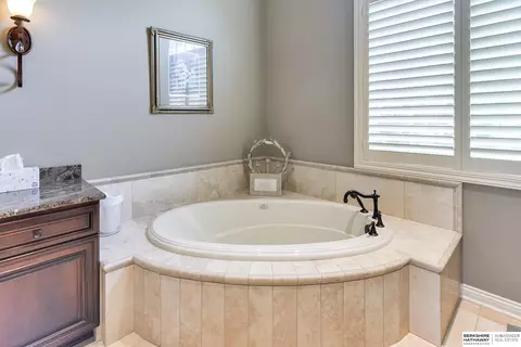 Bath - 13402 Hamilton St, Omaha, NE 68154 photo 4 of 8