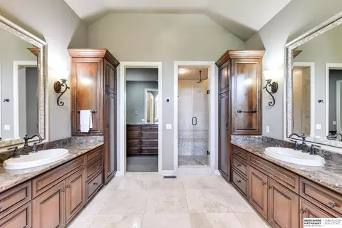 Bath - 13402 Hamilton St, Omaha, NE 68154 photo 5 of 8