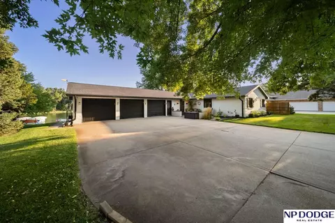 5154 Ventura Dr, Fremont, NE 68025