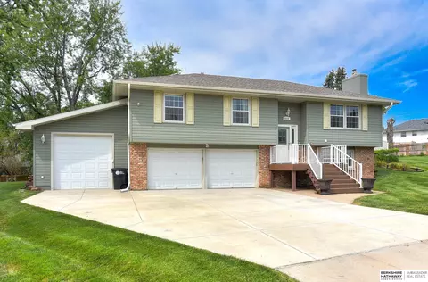5810 S 92nd Cir, Omaha, NE 68127