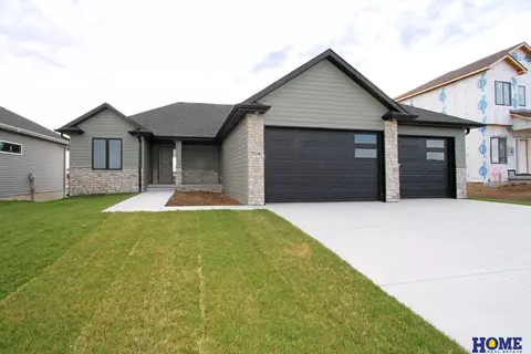 704 N 106th St, Lincoln, NE 68527