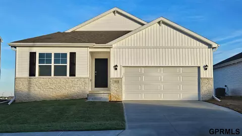 7013 S 205th Ave, Gretna, NE 68028