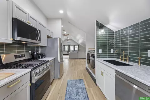 4174 Cass St, Omaha, NE 68131